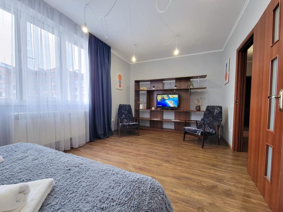 Bed, TV and multimedia, Living room, Photo of the whole room, Seating area, Evening entertainment, Bedroom
