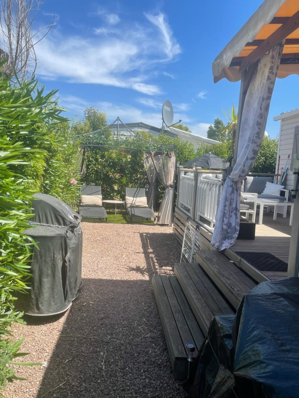 Magic Mobile Montourey, 3 chambres, 2 salles de bain, piscine disponible sur place Campground/ 
RV Resort in Fréjus