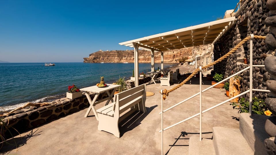 BLACK BAY CAVES SUITES Apartment in Santorini