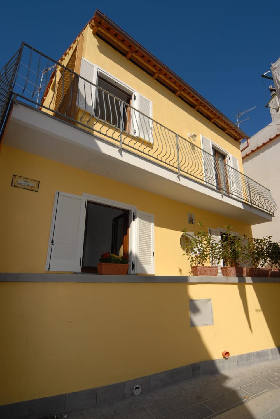 Facade/entrance, Day, People, young children, Family