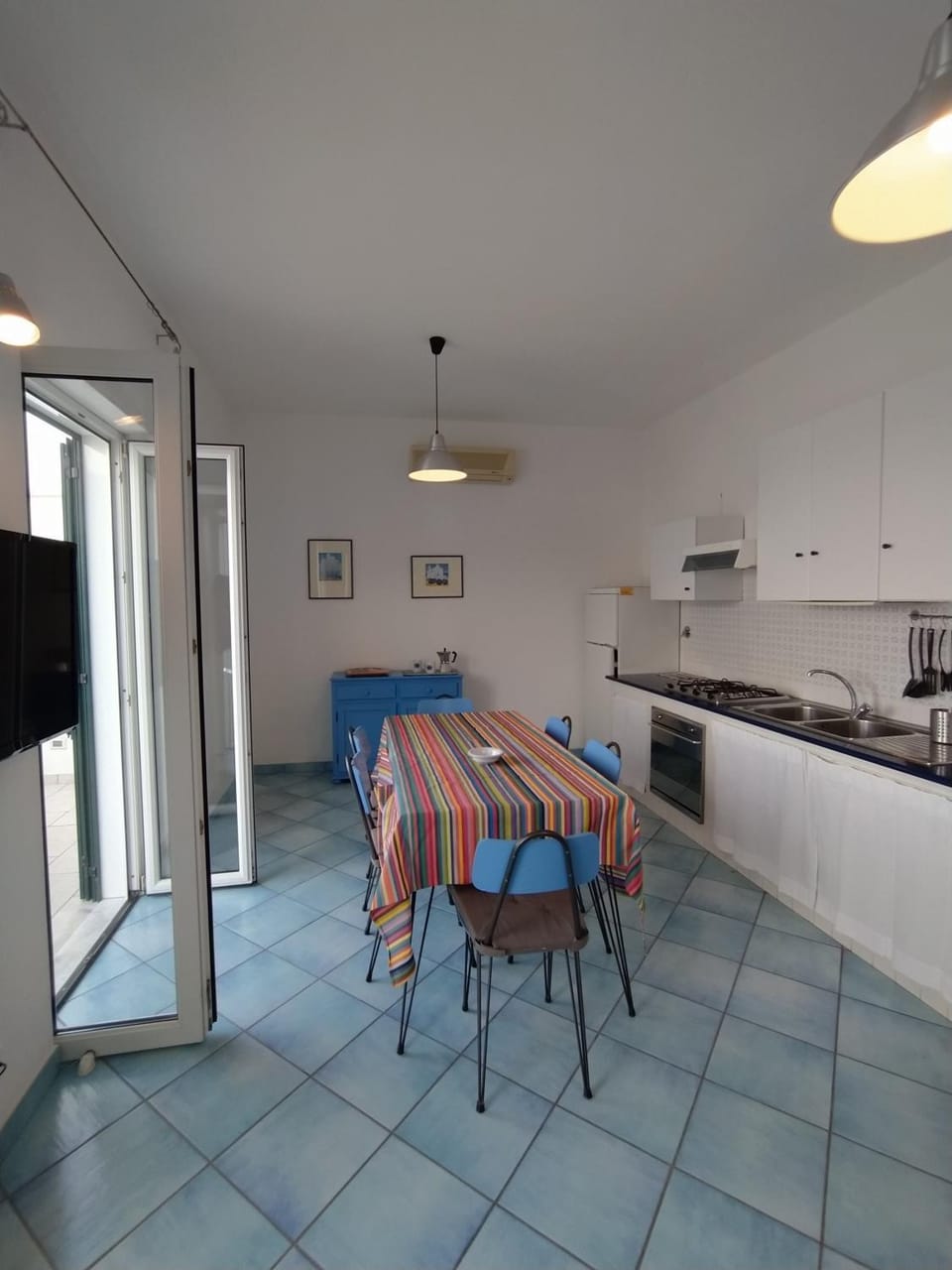 Kitchen or kitchenette, Living room, Dining area, stove