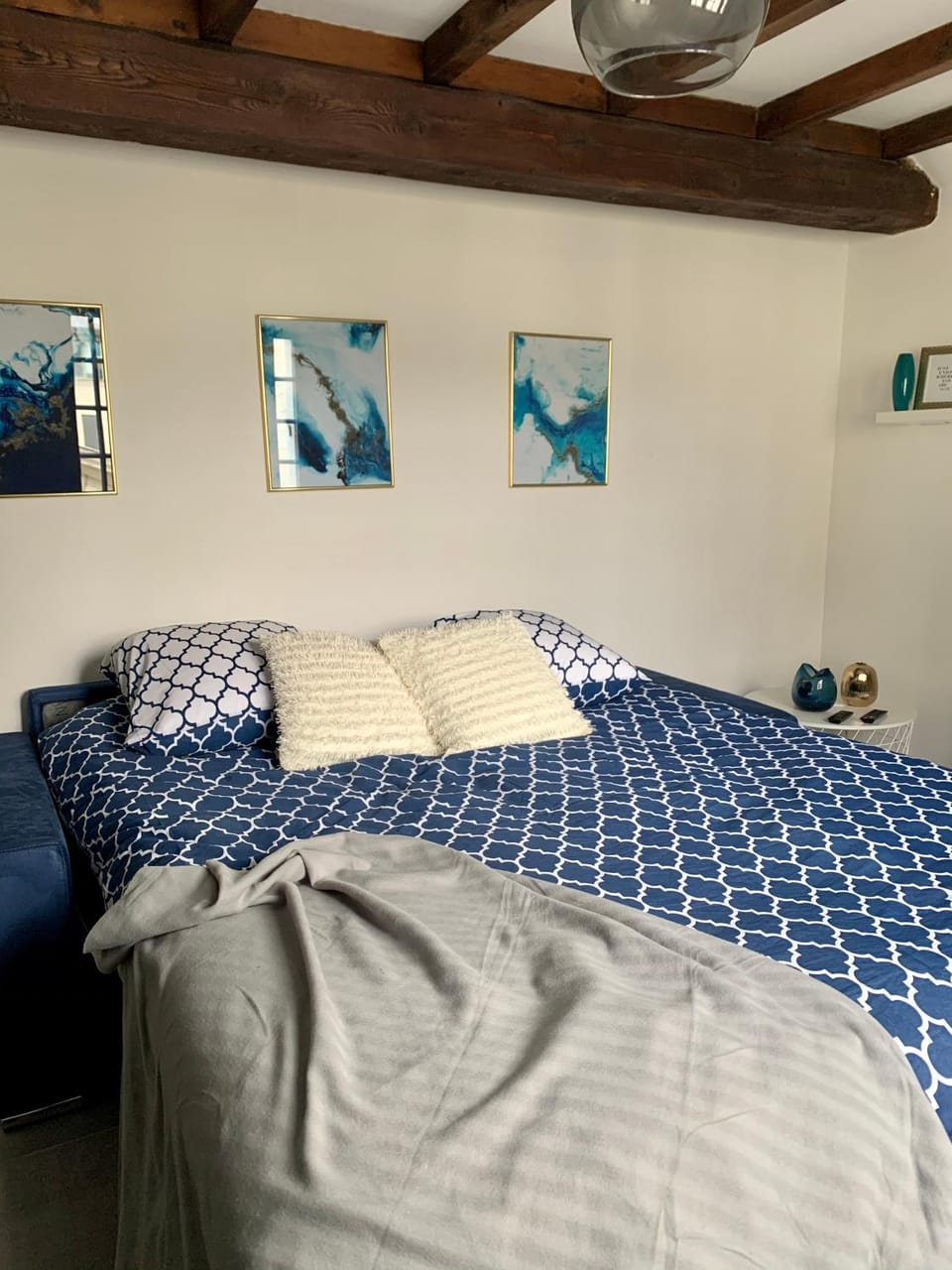 Bed, Living room