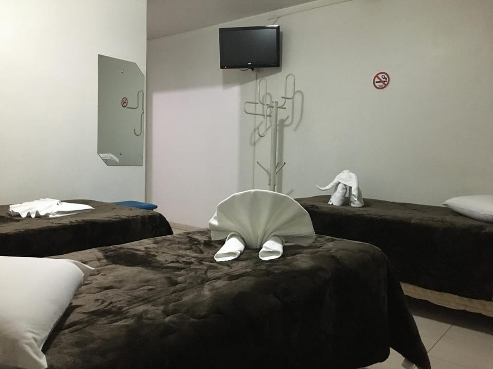Bed, TV and multimedia, Photo of the whole room, Bedroom, towels