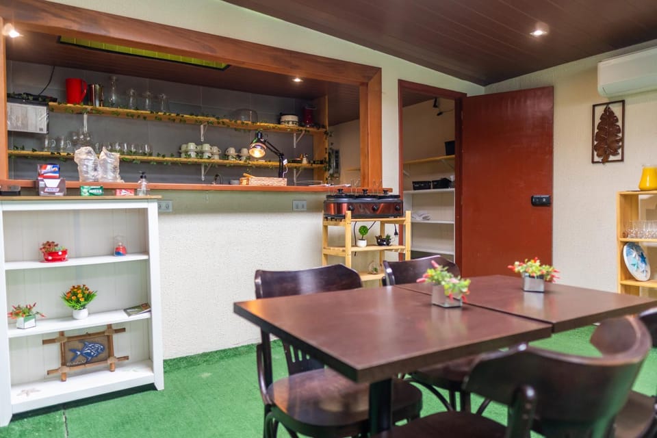 Seating area, Dining area, Breakfast
