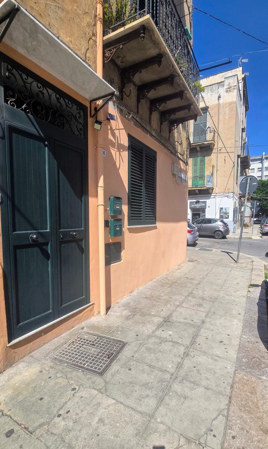 Property building, Quiet street view