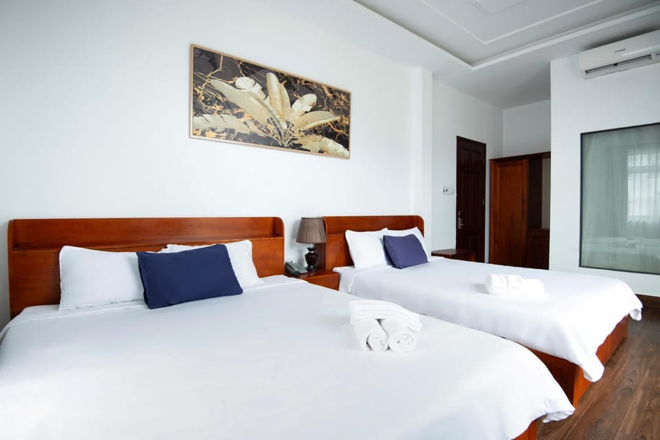 Bed, Photo of the whole room, Bedroom, towels, air conditioner