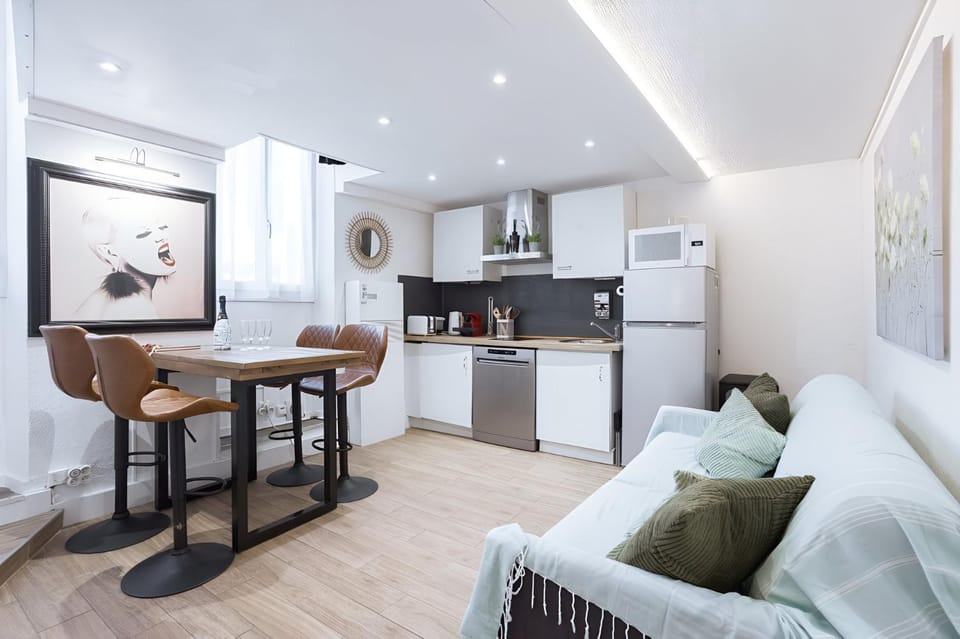 Kitchen or kitchenette, Living room, Seating area, Dining area, dishwasher, stove