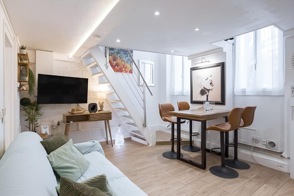 TV and multimedia, Living room, Seating area, Dining area