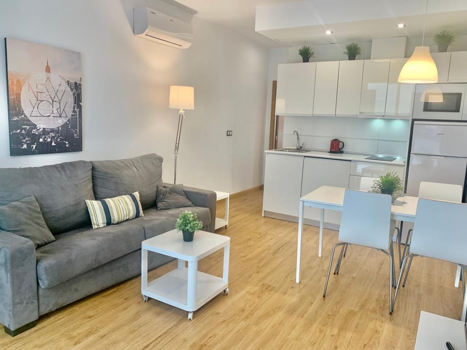 Kitchen or kitchenette, Living room, Seating area, Dining area