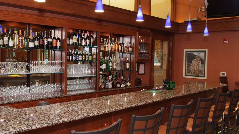 Lounge or bar, Drinks, Alcoholic drinks