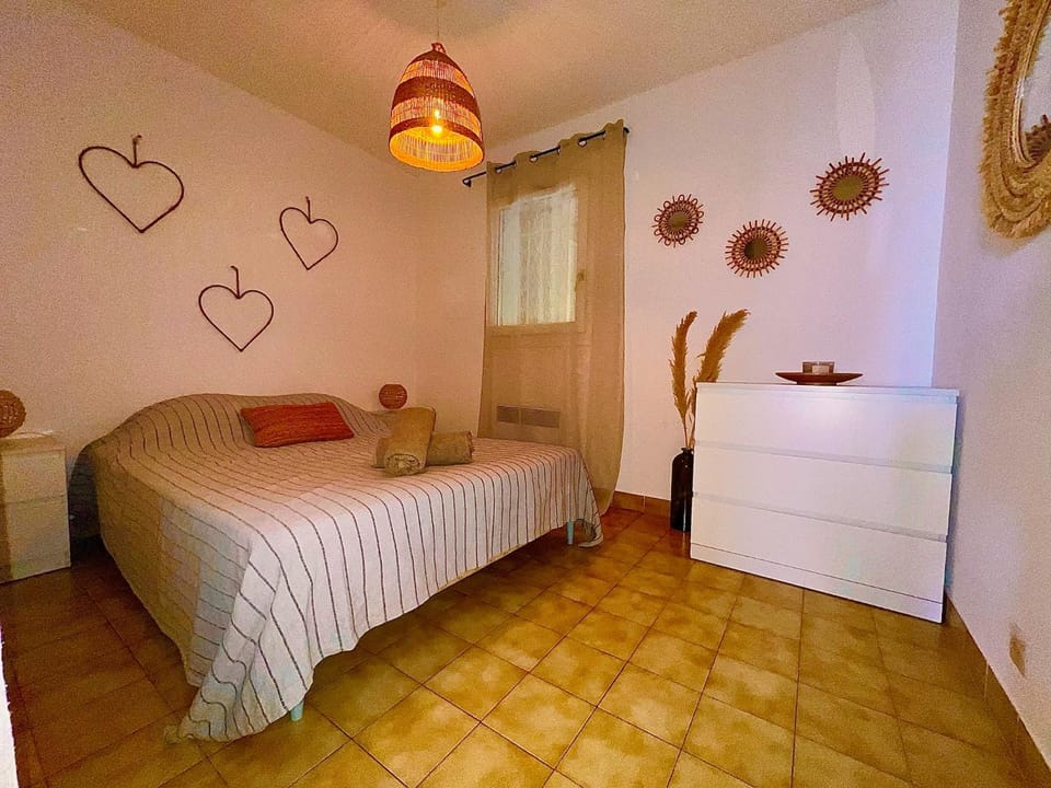 Photo of the whole room, Bedroom