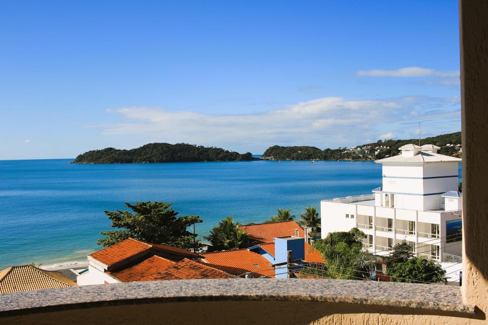 1090 Apartamento com linda vista para o mar , de frente para Avenida de Bombinhas. Apartment in Bombinhas
