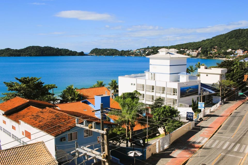 1090 Apartamento com linda vista para o mar , de frente para Avenida de Bombinhas. Apartment in Bombinhas