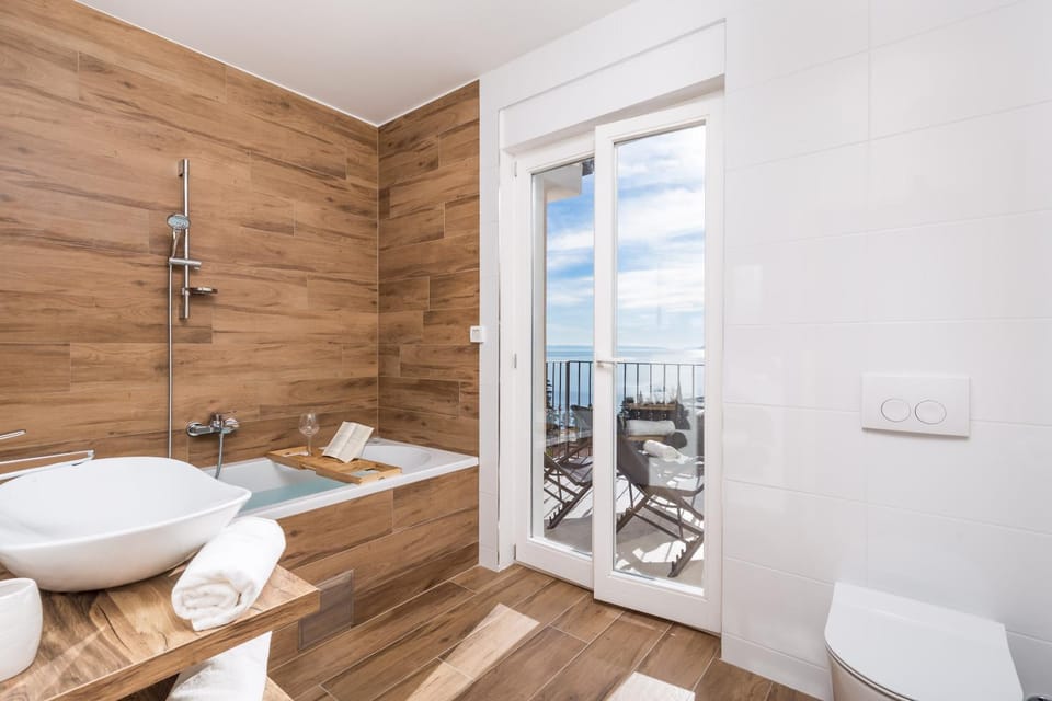 Bathroom, Sea view