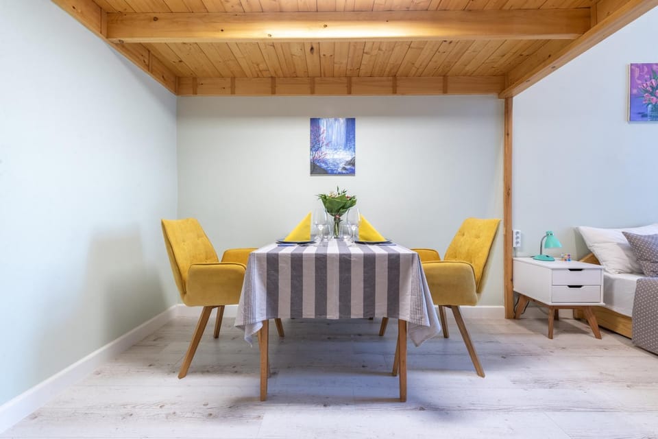 Seating area, Dining area