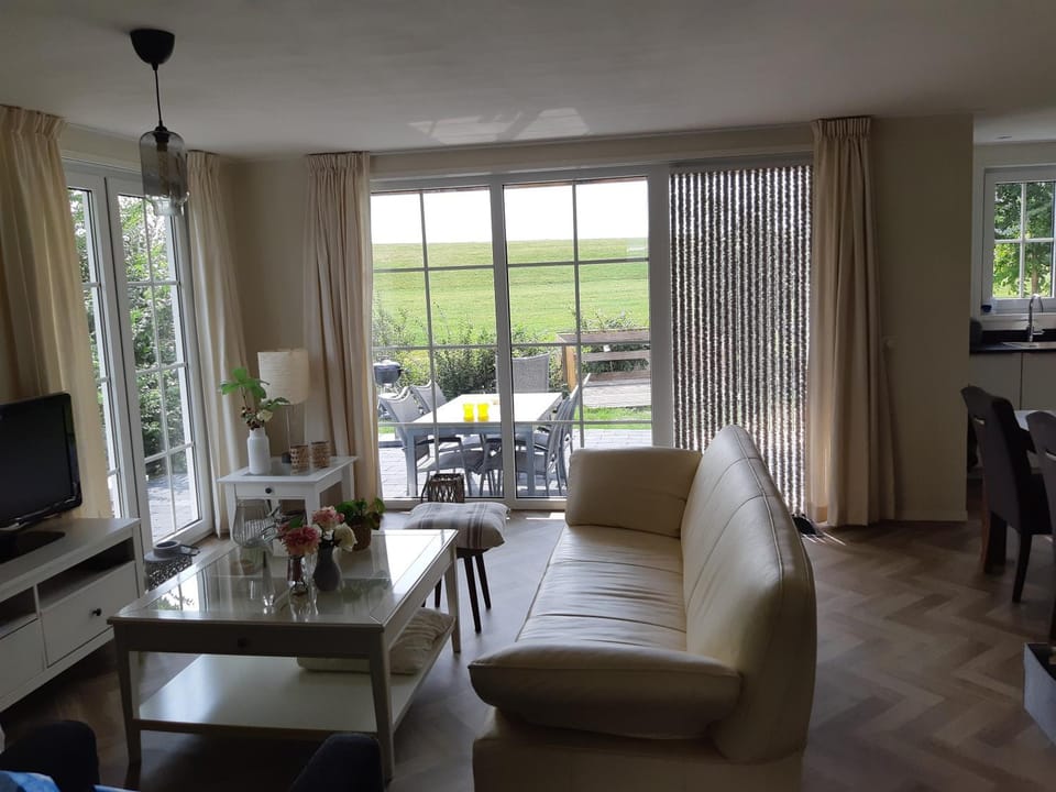 Nieuwe Beachbungalow aan IJsselmeer 39 24 four seasons House in Friesland, Netherlands