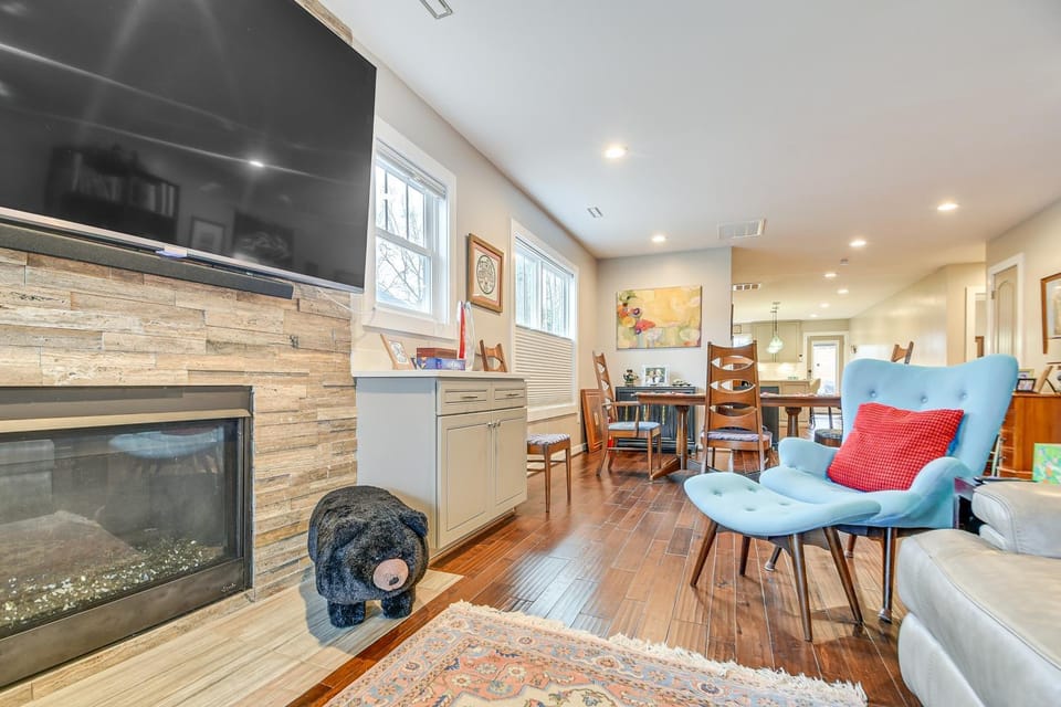 2 Mi to Duke & Dtwn Durham: Modern Home w/ Patio! House in Durham