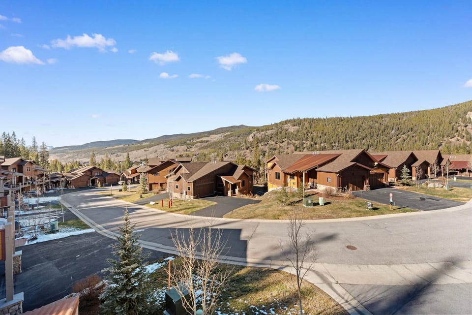Day, Neighbourhood, Natural landscape, Mountain view, Parking
