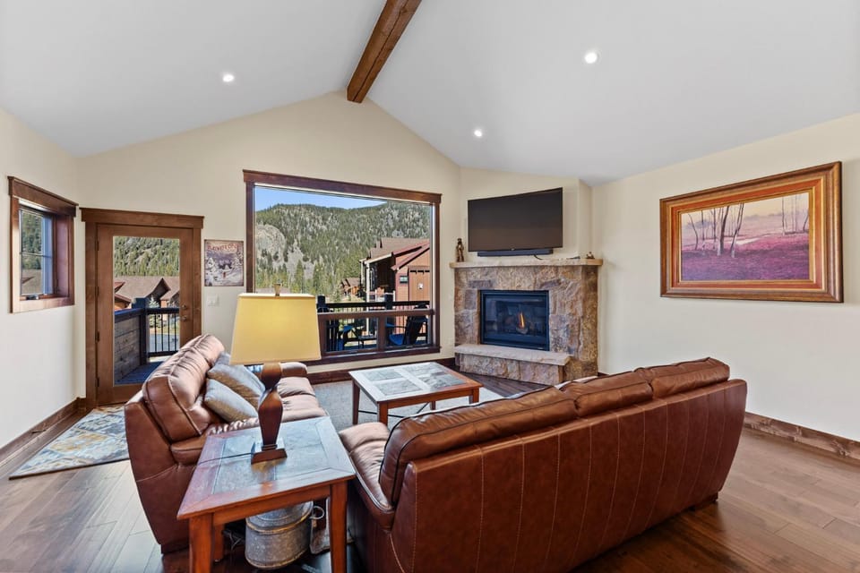 TV and multimedia, View (from property/room), Living room, Seating area, Mountain view, fireplace, furniture