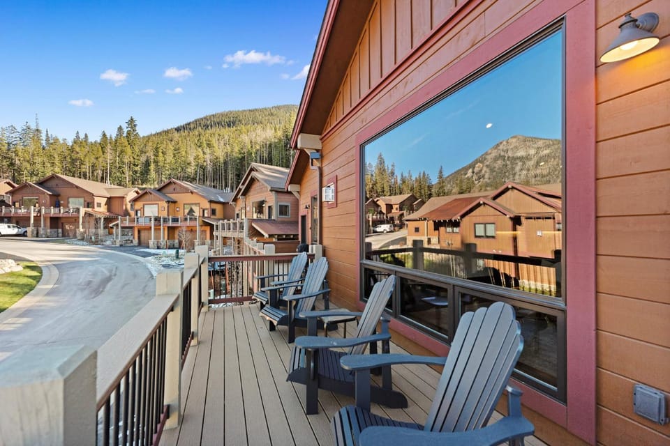 Day, Balcony/Terrace, Seating area, Mountain view, furniture