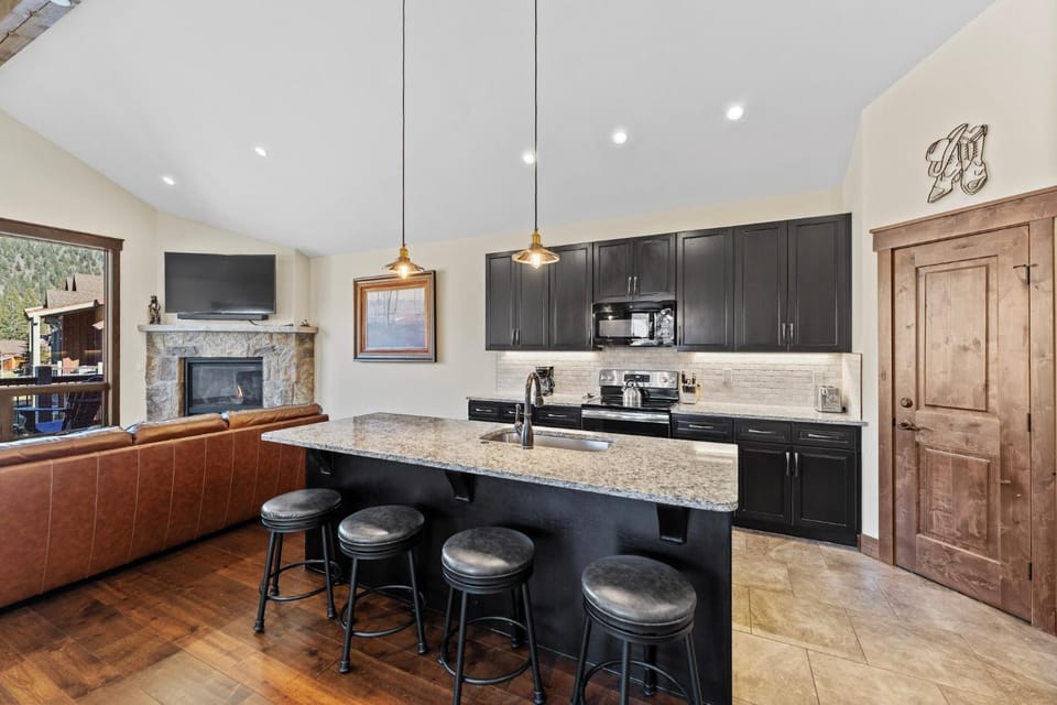 TV and multimedia, Kitchen or kitchenette, Living room, Seating area, fireplace, furniture, microwave