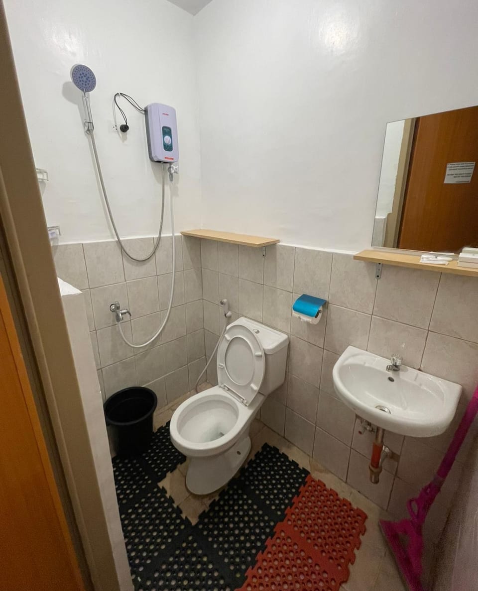 JT RESIDENCES QC SANITIZE GAMES FIBER INTERNET NETFLIX THOUSAND CABLE TV hotel Quezon ave Apartment in Manila City
