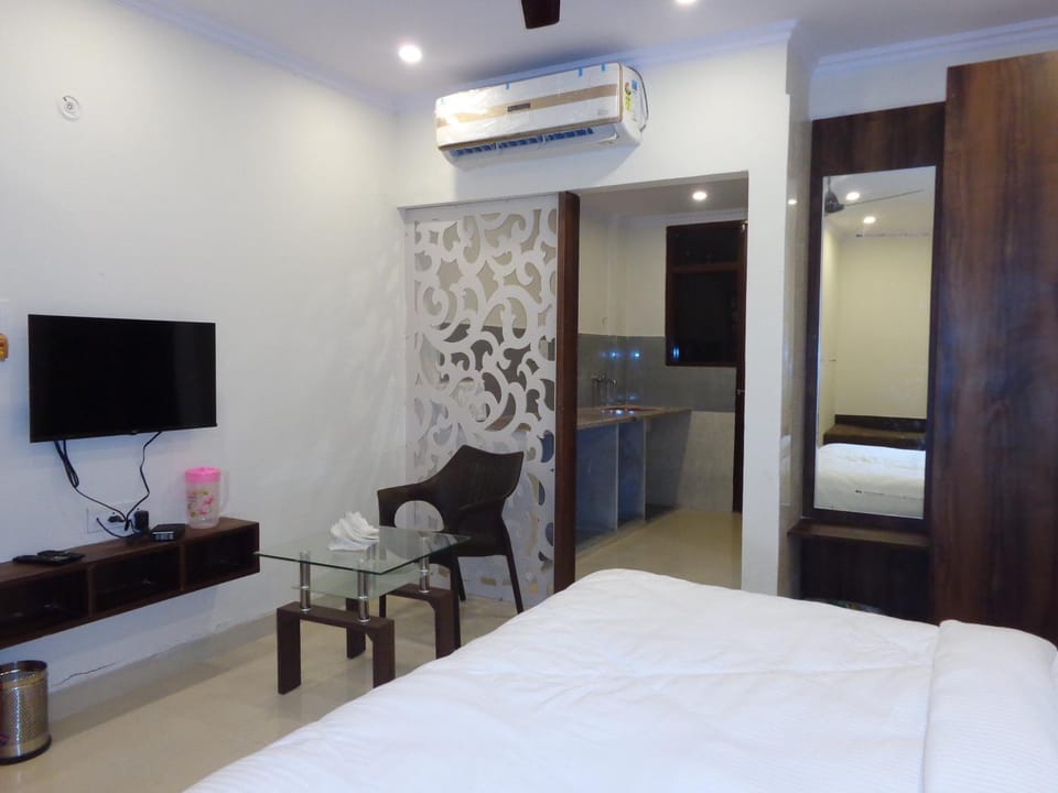Bed, TV and multimedia, Photo of the whole room