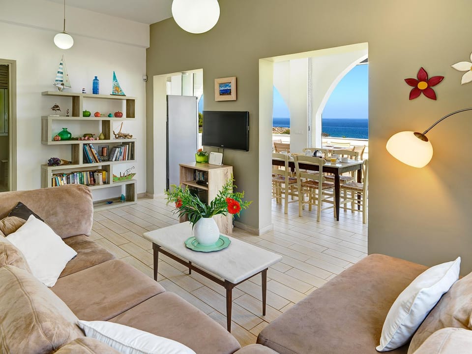 Communal lounge/ TV room, Library, TV and multimedia, Other, Seating area, Evening entertainment