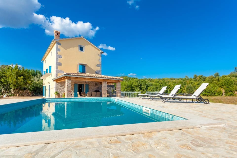Property building, Balcony/Terrace, Swimming pool, sunbed