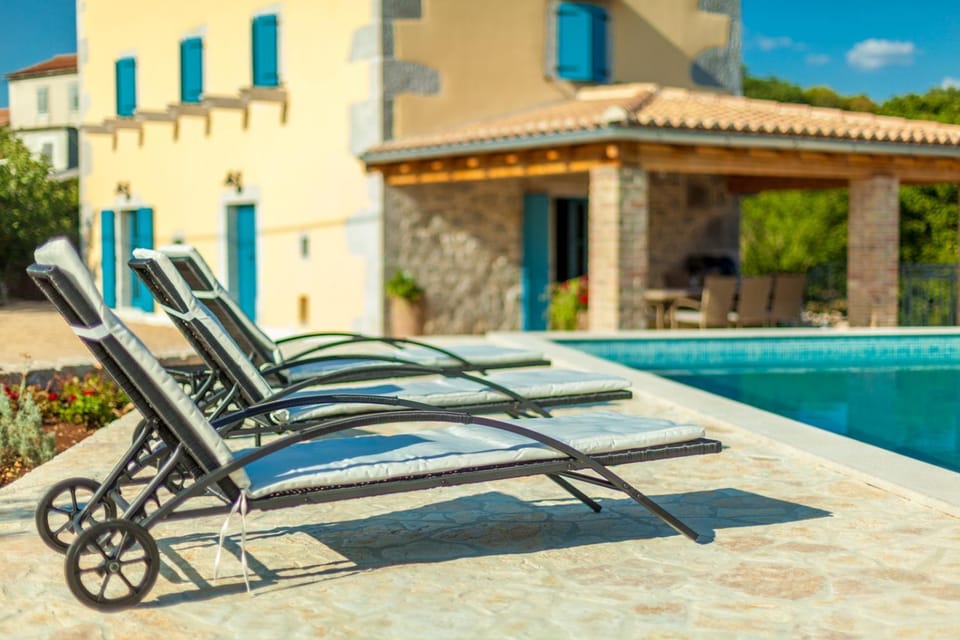 Property building, Swimming pool, sunbed