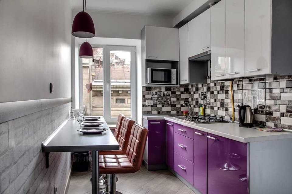 Kitchen or kitchenette, Dining area