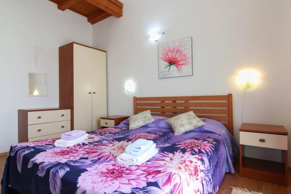 Bed, Photo of the whole room, towels, wardrobe