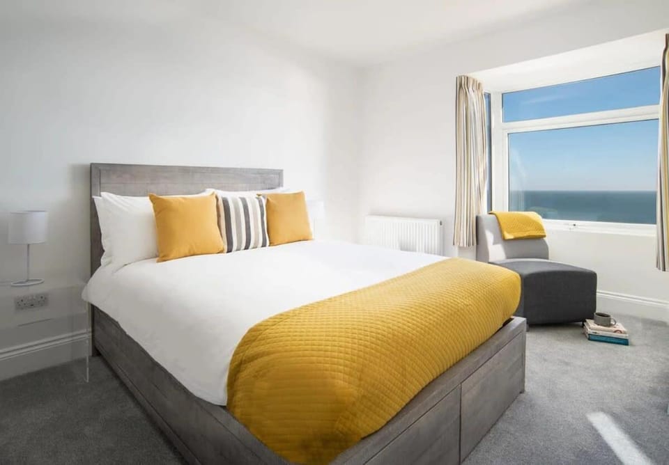 Abalyne Beach House - Stunning 4 bedroom beach house, Sea views throughout, modern and bright house House in Filey