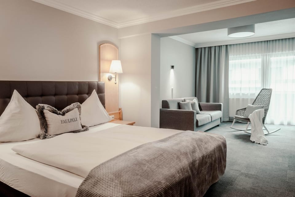 Bed, Living room, Photo of the whole room, Seating area, Bedroom