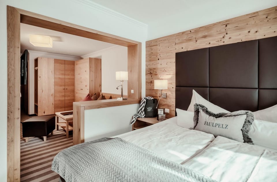 Bed, TV and multimedia, Living room, Photo of the whole room, Seating area, Bedroom, wardrobe