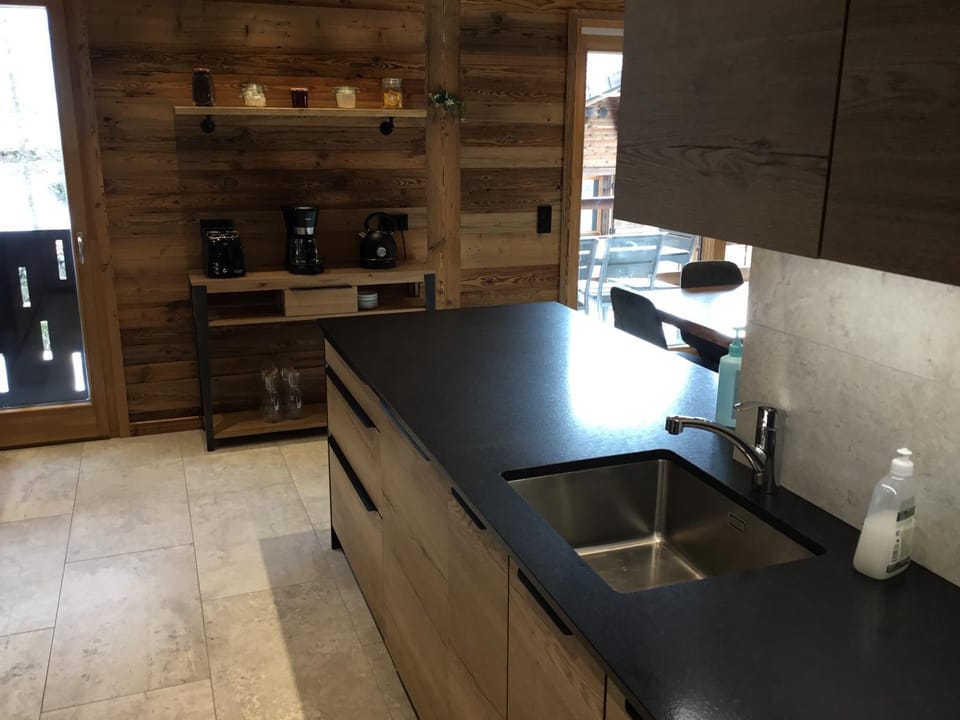 Coffee/tea facilities, Kitchen or kitchenette, stove