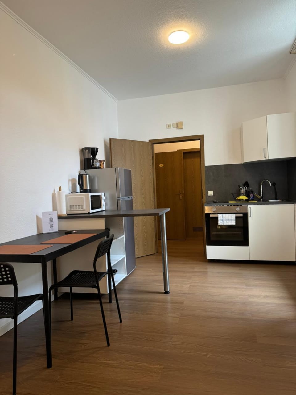 Coffee/tea facilities, Kitchen or kitchenette, Dining area, stove, toaster