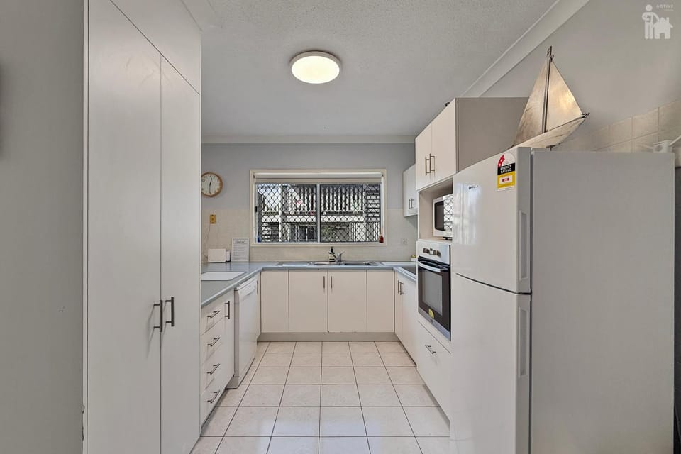 Kitchen or kitchenette, dishwasher, oven