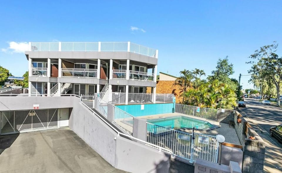 Property building, Day, Pool view, Swimming pool