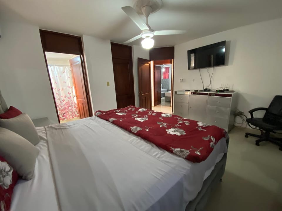 Bed, TV and multimedia, Bedroom