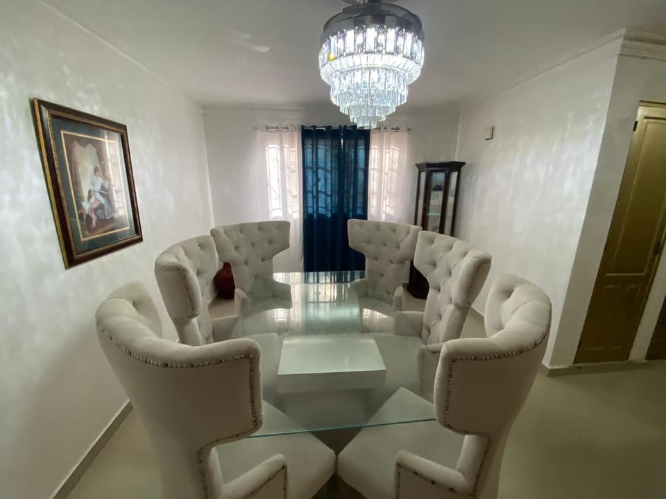 Restaurant/places to eat, Seating area, Dining area, Dinner