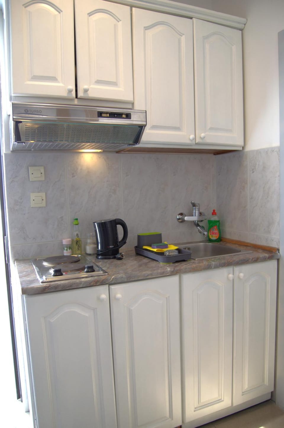 Coffee/tea facilities, Kitchen or kitchenette, stove