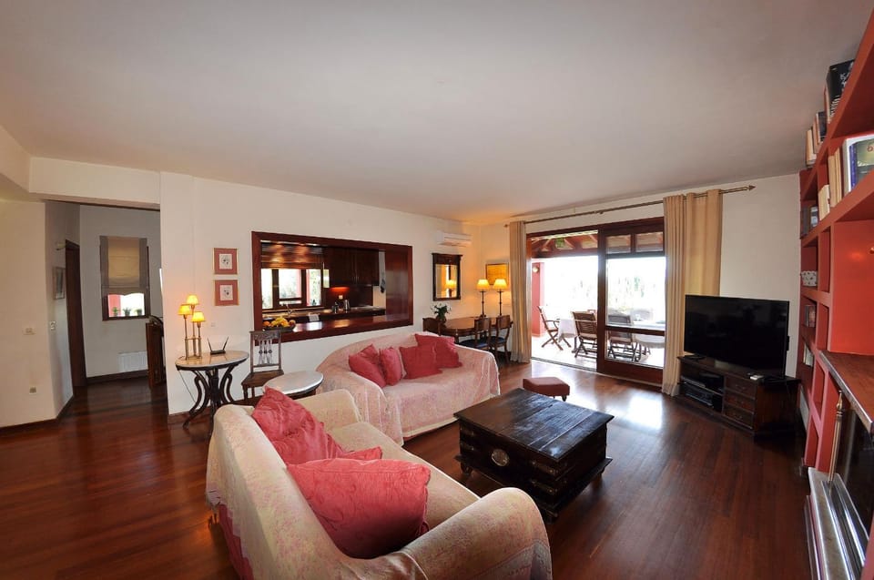 Communal lounge/ TV room, TV and multimedia, Seating area