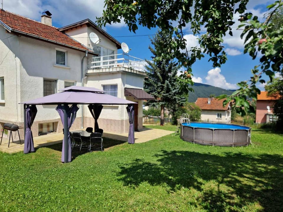 Property building, Garden, Swimming pool