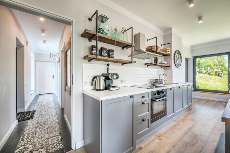 Kitchen or kitchenette, dishwasher, stove