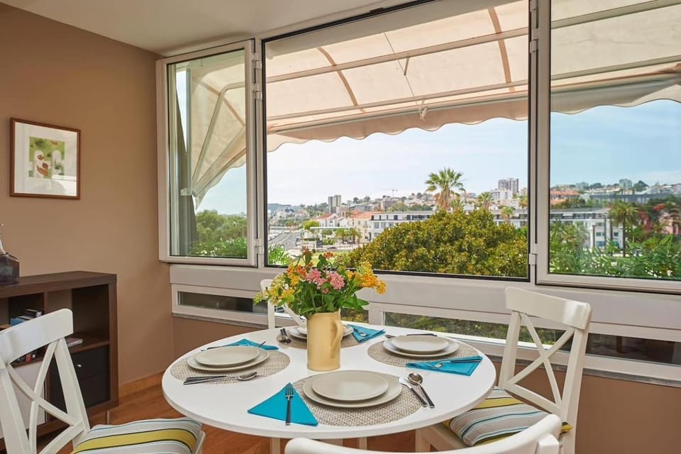 Sea View 2 Mins Walk To Beach And Estoril Casino Apartment in Estoril