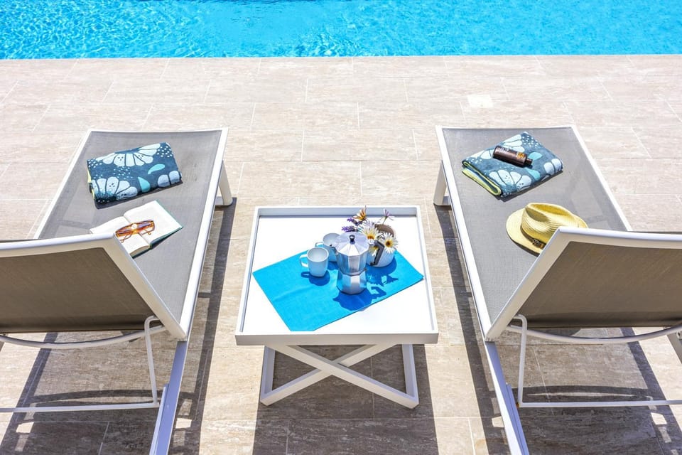 Swimming pool, sunbed