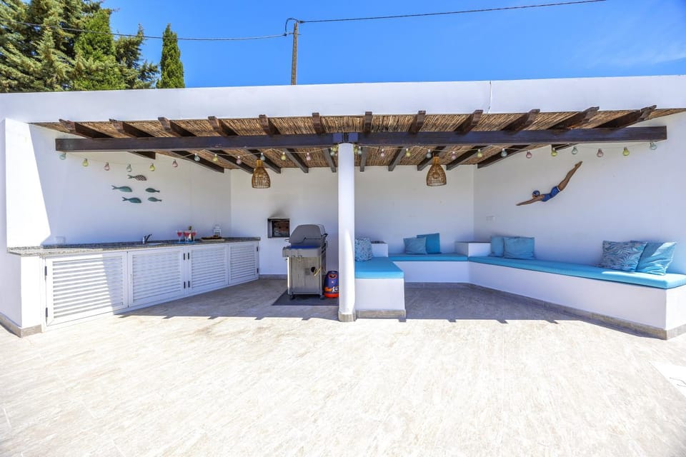 Patio, BBQ facilities, Seating area, Dining area