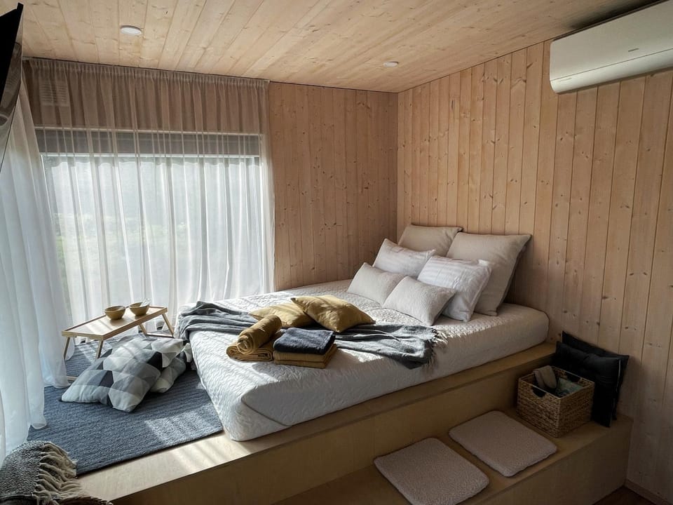 Bed, Seating area, Bedroom, air conditioner