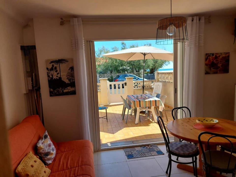 Patio, Living room
